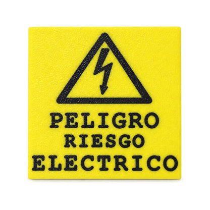 Rótulo Peligro Riesgo Eléctrico 65x65mm amarillo con letras negras en relieve