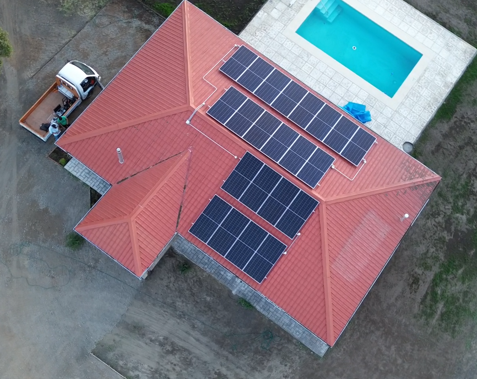 Sistema de energía solar fotovoltaica con paneles solares, inversor y baterías