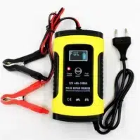 El Cargador de Batería 12V Inteligente de DIACON Electro es compatible con una amplia gama de baterías, como: Baterías húmedas de calcio Baterías GEL o AGM de ciclo profundo Baterías de VRLA Baterías EFB Gracias a esta compatibilidad, es ideal para coches, camionetas, motocicletas, camiones y otros vehículos que requieren un sistema de carga confiable. Además, su capacidad para restaurar baterías gastadas lo convierte en una herramienta imprescindible en talleres automotrices y hogares con varios vehículos. Protección y Seguridad Avanzada Protección de polaridad inversa: Evita daños en el sistema si los cables se conectan incorrectamente. Protección térmica: El cargador se apagará automáticamente si la temperatura supera los 65 °C, evitando sobrecalentamientos. Protección contra sobrecarga: Permite dejar el cargador conectado indefinidamente, sin dañar la batería. Protección contra cortocircuitos: Garantiza la seguridad en caso de que ocurra un problema en las conexiones. Ventilación interna automática: Mantiene una temperatura óptima durante el proceso de carga.