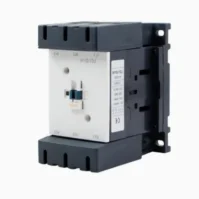 Este contactor cuenta con una bobina de 220V y está optimizado para funcionar en sistemas eléctricos de hasta 380 VAC. Su diseño incorpora tres polos (3P), lo que permite una mayor flexibilidad y control en aplicaciones trifásicas. Además, el contactor ha sido fabricado para soportar una corriente térmica convencional de 250 amperios (Ith), lo que asegura un funcionamiento continuo y eficiente en condiciones de alta carga. El voltaje de aislamiento nominal (UI) de 660V proporciona una capa adicional de seguridad, protegiendo los sistemas eléctricos contra sobrecargas y condiciones adversas. Esta característica es especialmente útil en entornos industriales donde los picos de voltaje pueden ser frecuentes.