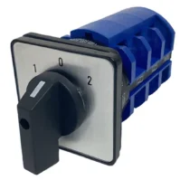 Ventajas del Seccionador de 32A y su Eficiencia El modelo LW26-32A ha sido diseñado bajo la normativa IEC60947-3, que garantiza su confiabilidad y seguridad en aplicaciones críticas. DIACON Electro ofrece un producto que no solo asegura la continuidad operativa de sus instalaciones, sino que también minimiza riesgos asociados con fallos eléctricos. Alta capacidad de voltaje: Al ser capaz de soportar hasta 690V, este seccionador permite una amplia gama de aplicaciones industriales, manteniendo la seguridad del sistema eléctrico. Amperaje ideal: Su capacidad de 32 amperios proporciona un flujo de corriente suficiente para diversos sistemas de control y conmutación en entornos industriales. Diseño optimizado: Con tres posiciones (1-0-2), el seccionador permite una manipulación sencilla y segura del sistema, lo que facilita la operación en caso de ser necesario. DIACON Electro se especializa en brindar soluciones seguras para el control de energía, asegurando un desempeño confiable para instalaciones eléctricas de alto requerimiento. Aplicaciones y Usos del Seccionador de 3 Polos El Seccionador Paco 32A de 3 polos y 3 posiciones es adecuado para sistemas que requieren una desconexión o aislamiento rápido de la corriente, tanto en circuitos de control como en circuitos de potencia. Gracias a sus tres polos, permite una configuración flexible en sistemas trifásicos y en distintas configuraciones de sistemas eléctricos.