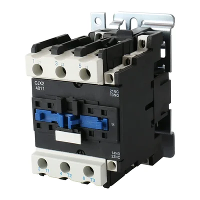 Voltaje de operación: El contactor trabaja con un voltaje nominal de 380 VAC en corriente alterna, compatible con una frecuencia de 50/60Hz, lo que lo convierte en una opción versátil para diversas instalaciones. Corriente nominal: Con una capacidad de manejo de 40A, este contactor es adecuado para controlar equipos y sistemas eléctricos de tamaño mediano a grande. Configuración de contactos: Equipado con 3P (tres polos), este contactor incluye un contacto normalmente abierto (1 NO) y un contacto normalmente cerrado (1 NC), lo que facilita el control de diferentes tipos de cargas o sistemas. Corriente térmica convencional (Ith): Capaz de soportar una corriente térmica de hasta 60A, lo que garantiza un funcionamiento seguro y estable en condiciones de trabajo normales. Voltaje de aislamiento (UI): Con un voltaje de aislamiento de 690 V, este contactor proporciona una protección adicional contra picos de voltaje y garantiza la seguridad de los equipos conectados. Dimensiones: Su diseño compacto con un tamaño aproximado de 111 x 76 x 127 mm lo hace fácil de instalar en tableros eléctricos o sistemas de control, ocupando un espacio mínimo. Peso: Con un peso neto de 1221 g, es lo suficientemente robusto para ofrecer durabilidad y resistencia en aplicaciones exigentes.